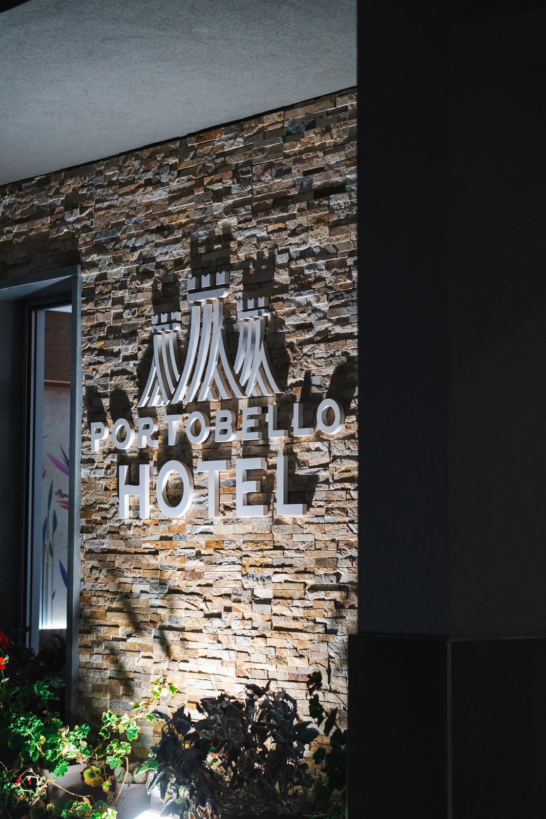 Insegna Portobello Hotel su parete in pietra